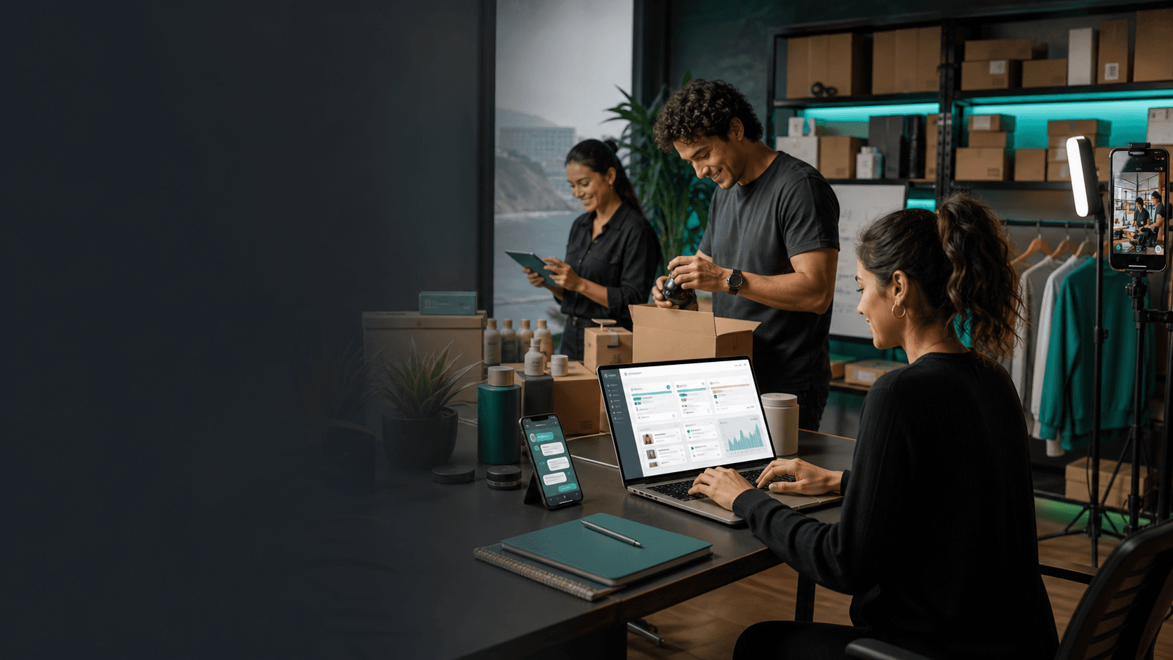 Equipo ecommerce trabajando con productos, reels y pantallas de operación